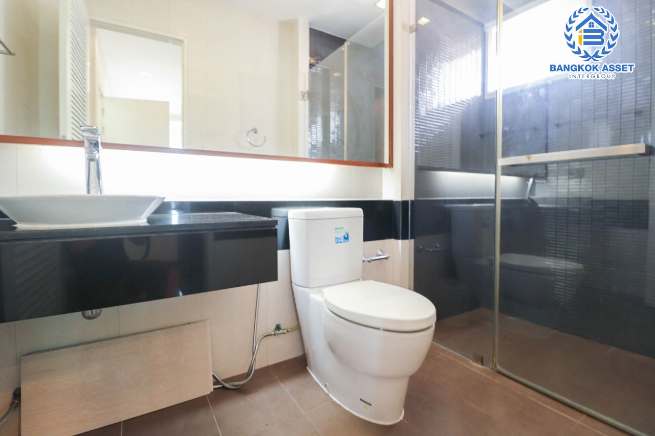 *****บ้านเดี่ยวมือสอง ม. ไพรมารี่ เพรสทีจ รัชดา-รามอินทรา บ้านเดี่ยว 3 ชั้น พร้อมเข้าอยู่ ฟังก์ชัน 5 ห้องนอน 5 ห้องน้ำ 2 ที่จอดรถ ภายในสวย บ้านใหม่ บนเนื้อที่กว่า 52 ตร.ว. พื้นที่ใช้สอยมากถึง 350 ตร.ม. บนทำเลศักยภาพ เชื่อมต่อ ถ.รามอินทรา, ถ.พหลโยธิน, ถ.สุขาภิบาล5 เดินทางสะดวก ใกล้ทางด่วน "เอกมัย-รามอินทรา" และรถไฟฟ้า "นพรัตน์"